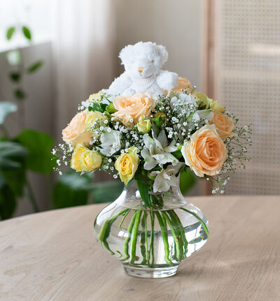 Rosebukett i fersken og hvitt med bamse Rosebukett i fersken og hvitt med bamse